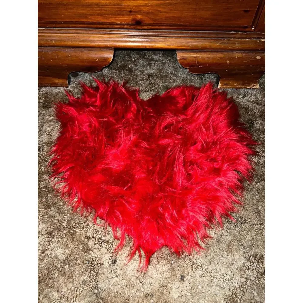 Pretty Red Heart Shaped Red Bath Rug, Valentine Love Mat Desk Decor Fur Soft Fun